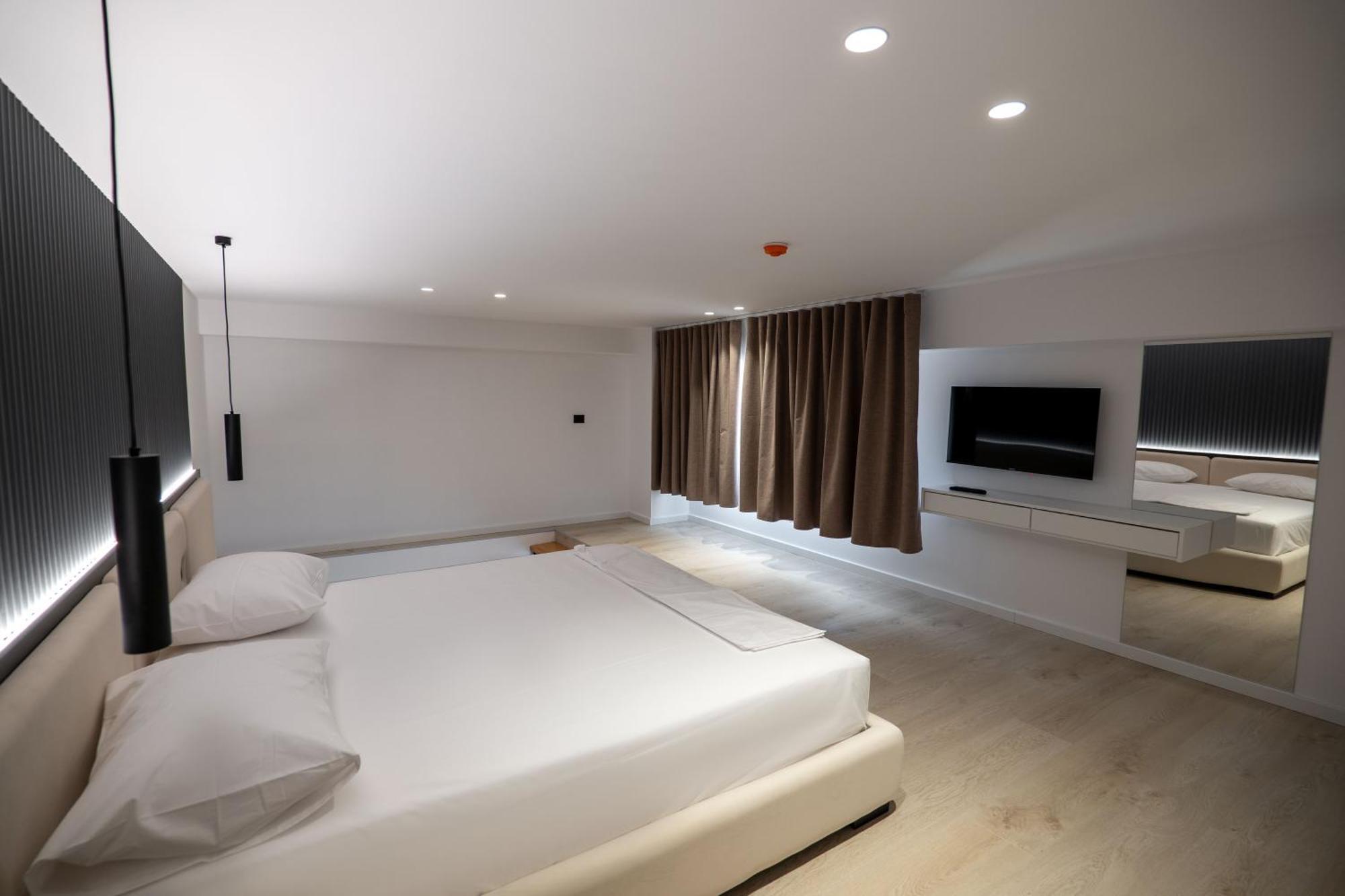 Arrei Hotel Sarandë エクステリア 写真