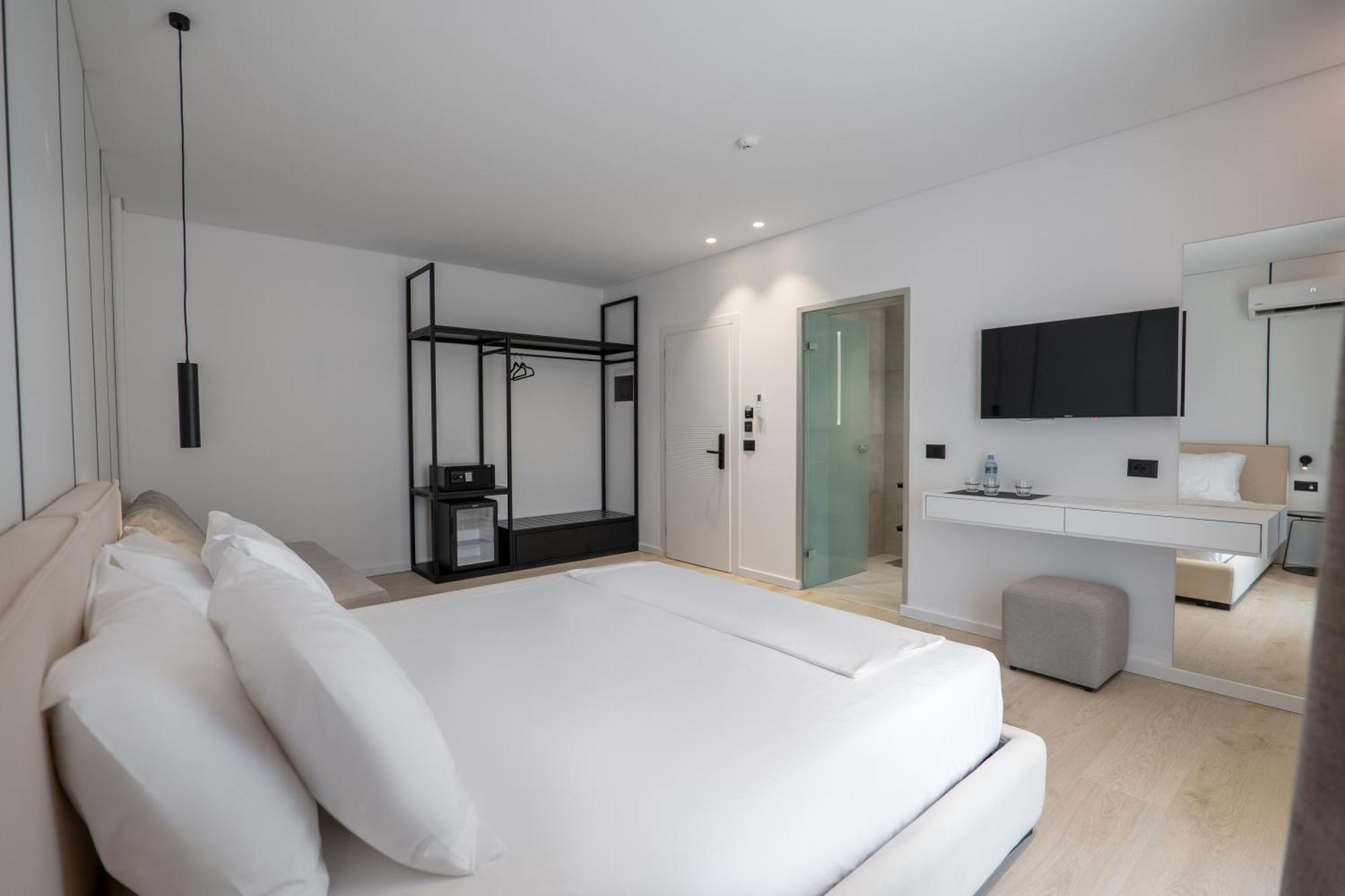 Arrei Hotel Sarandë エクステリア 写真